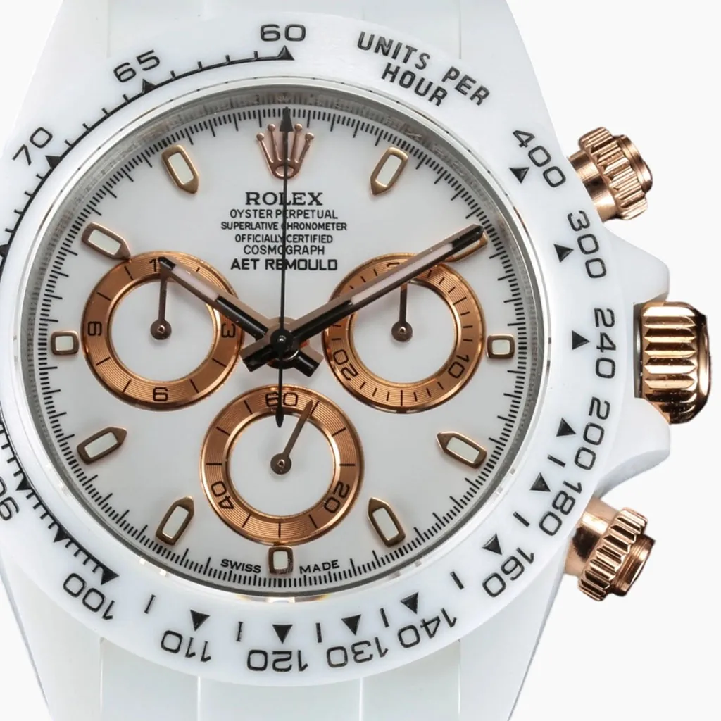 Luxuriöse Sportchronographenuhr mit weißem Zifferblatt, roségoldenen Markierungen, weißer Tachymeterskala und elegantem monochromem Design