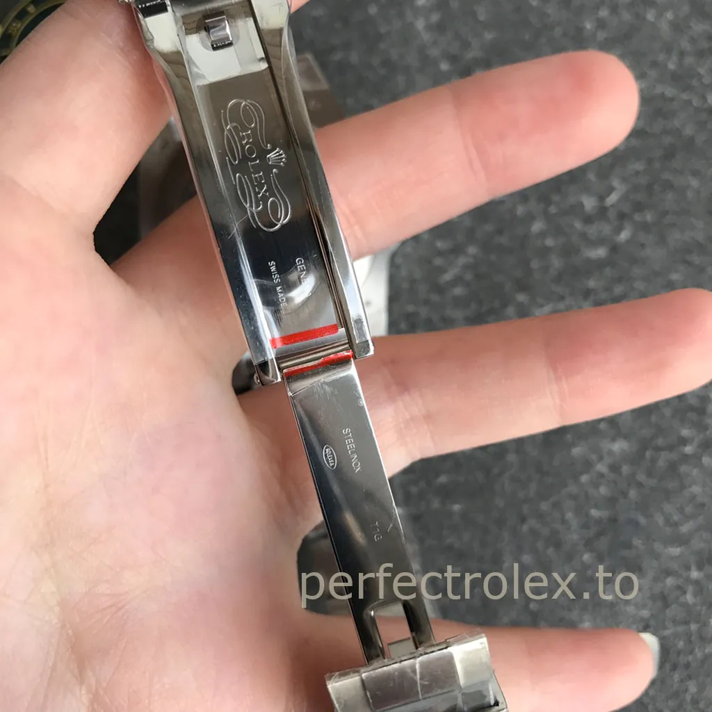 Rolex-Oyster-Perpetual-M124300-Best-Replica-Watch-41mm-Green-Dial-Oystersteel-Bracelet-Buckle-Details-1