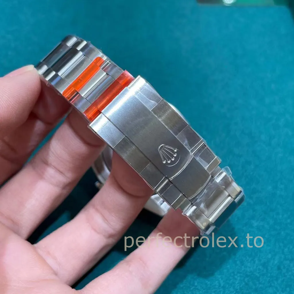 Rolex-Oyster-Perpetual-M124300-Best-Replica-Watch-41mm-Green-Dial-Oystersteel-Bracelet-Buckle-View-1