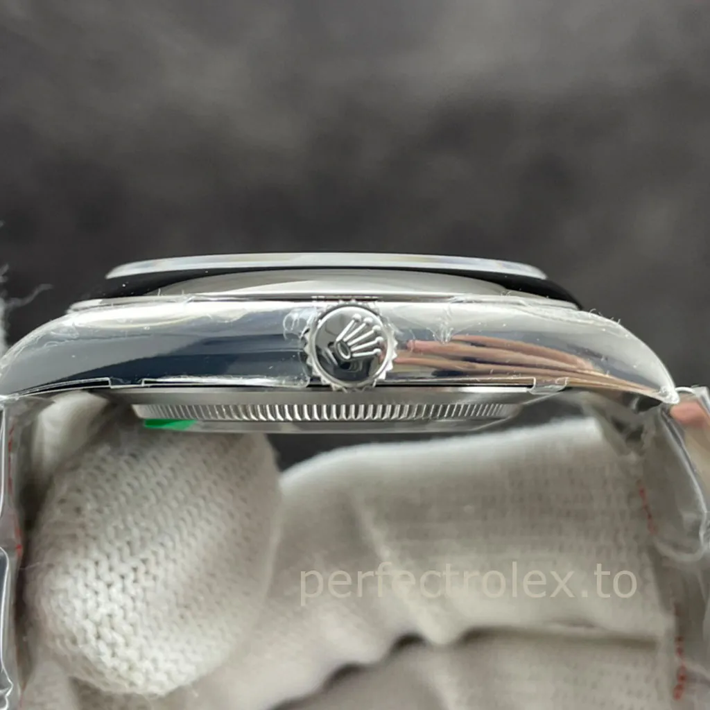 Rolex-Oyster-Perpetual-M124300-Best-Super-Clone-Luxury-Watch-41mm-Red-Dial-Oystersteel-Bracelet-Right-Side-View