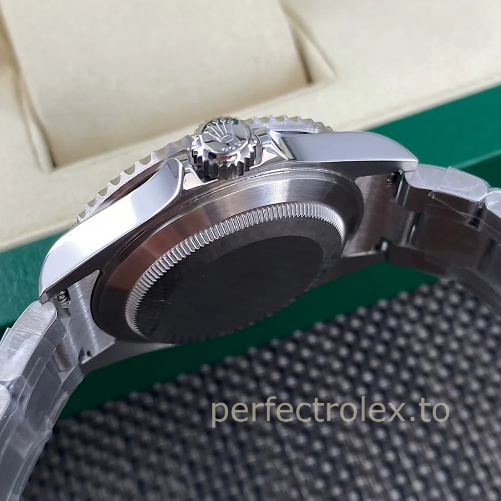 Rolex-Submariner-16610LV-Replica-Watch-40mm-with-904L-Steel-and-3135-Automatic-Movement-Right-Side-View